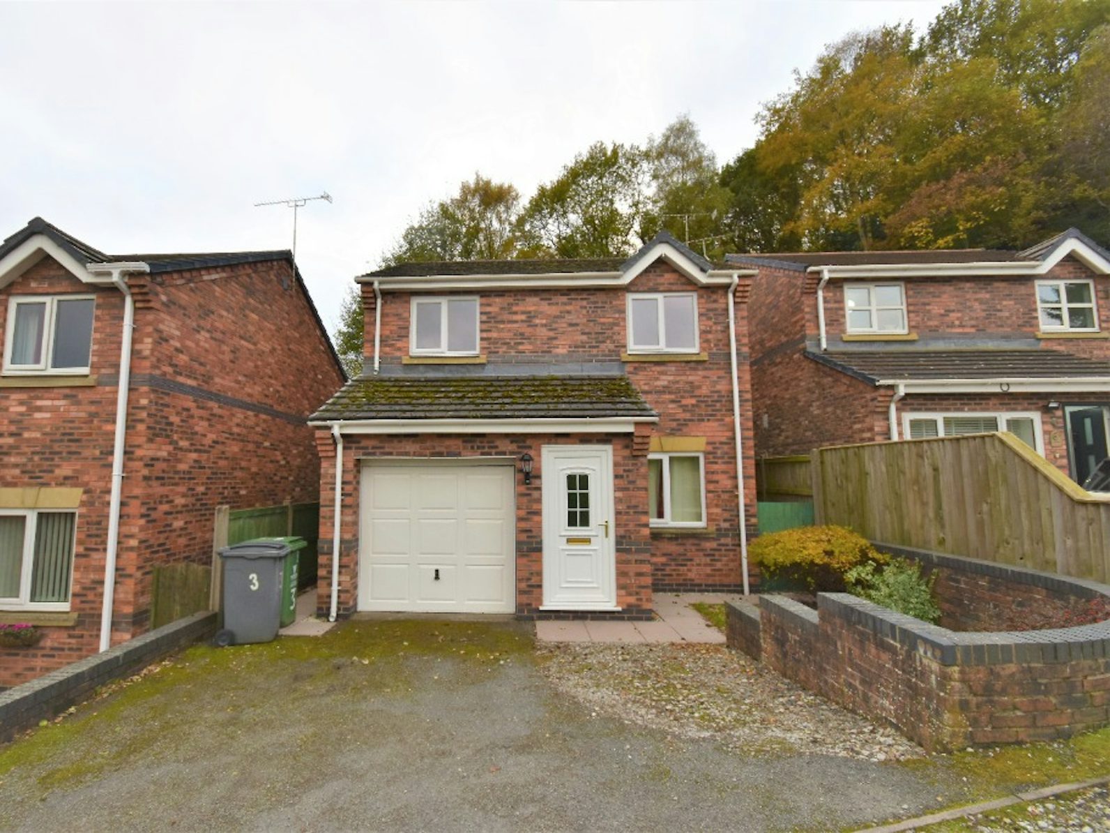 Detached House to rent on Woodlands Court Tan Y Fron, LL11