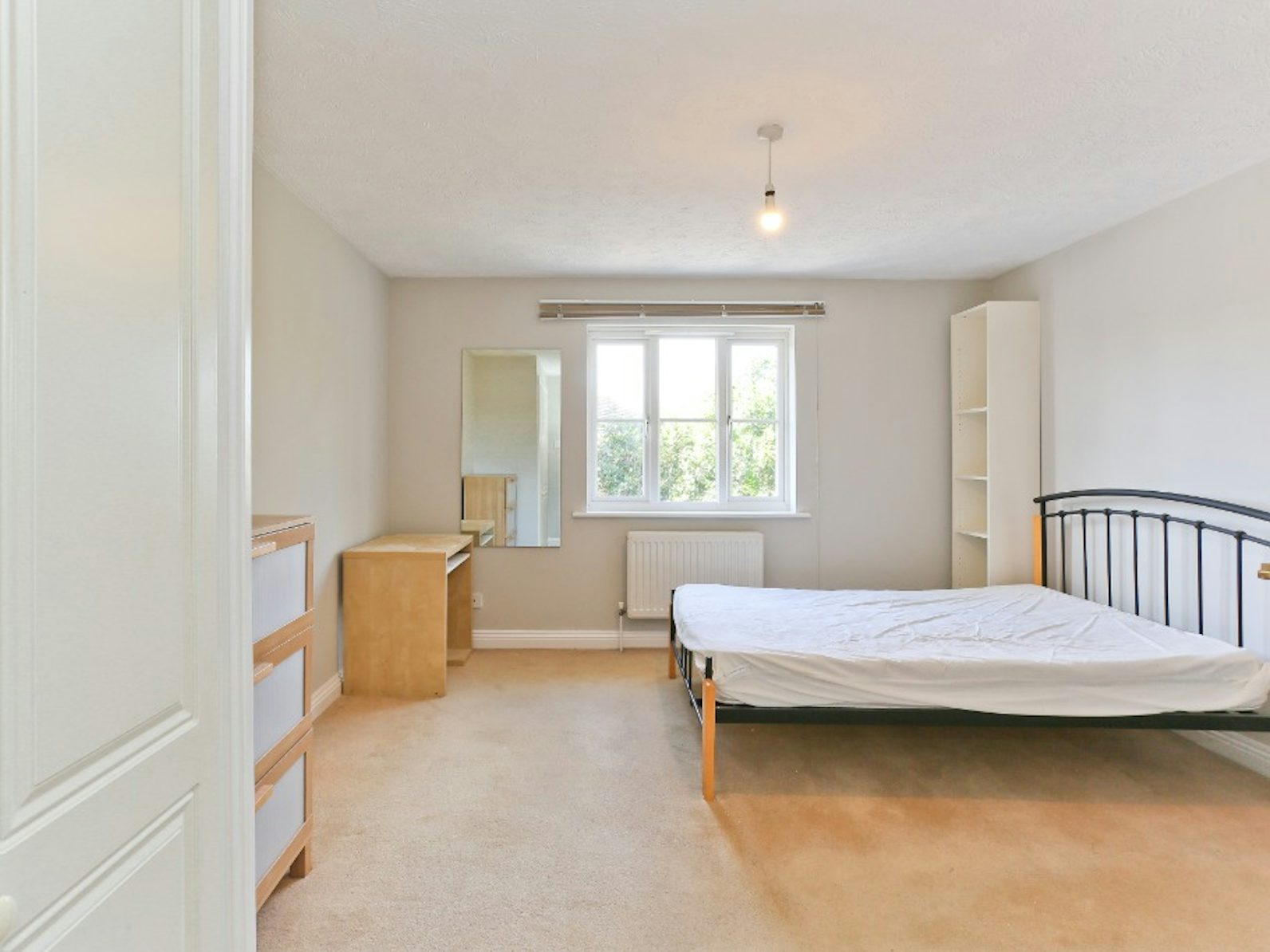 Terraced House to rent on St Mary`s Way Guildford, GU2