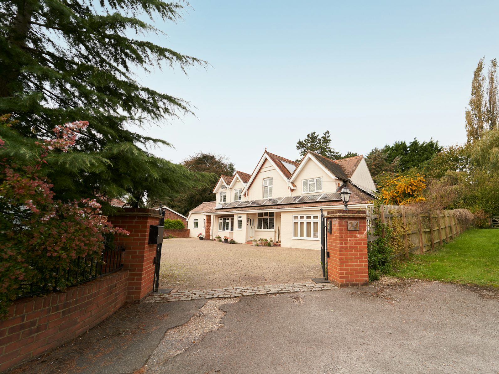 Detached House for sale on Bath Road Calcot, Reading, RG31