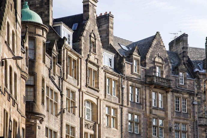 Photo of a traditional street in Edinburgh, Scotland