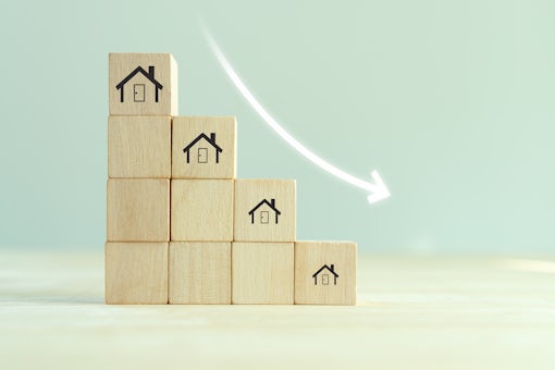 Downsizing home or crisis in the real estate market, housing mar