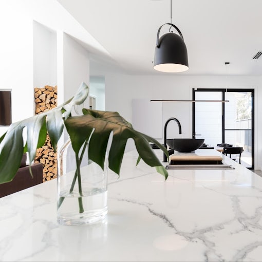 PLAIN IMAGE – INVESTIGATE THE CHAIN ABOVE AND BELOW