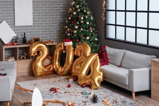 Living room with Christmas decoration and balloons with numbers 