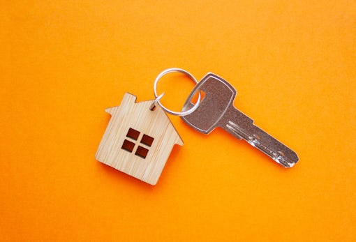 Key and house shaped keychain arrangement