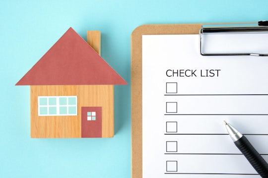 A checklist for a healthy home on a clipboard
