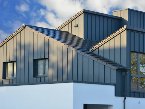 Stehfalz-Metall-Fassadenverblendung des Dachgeschosses